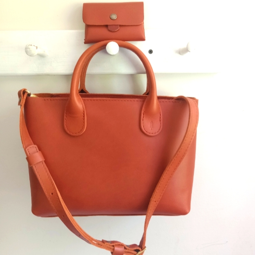 Portland Leather Goods Premium Large Zippered Raindrop Crossbody In Tuscany